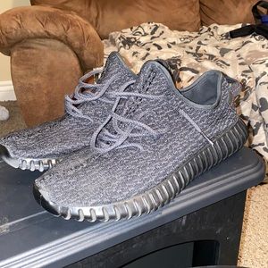 Yeezy, Pirate Black. (Reps)